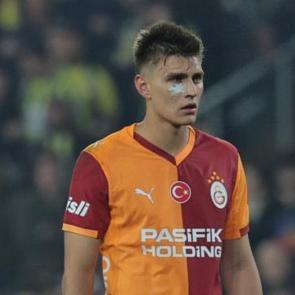 Fenerbahçe-Galatasaray derbisinde Kazımcan Karataş'a çakmak atan kişi için flaş karar