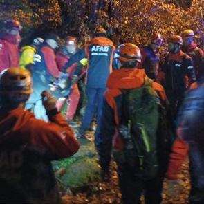 Doğa y&uuml;r&uuml;y&uuml;ş&uuml;nde y&uuml;ksekten kayalık b&ouml;lgeye d&uuml;şt&uuml;ler: 1 &ouml;l&uuml;, 1 yaralı