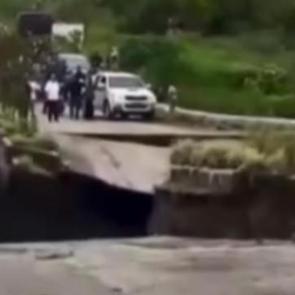 Endonezya'dan şoke eden görüntüler! 4 şeritli yol saniyeler içinde böyle çöktü