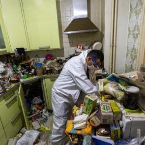 Eve giren ekipler şoke oldu: 4 kamyon &ccedil;&ouml;p &ccedil;ıktı!