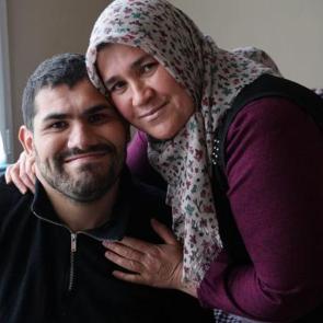 Bir parça tel ile başlayan imtihan: 30 yaşındaki oğlunu yıllarca sırtında taşıdı