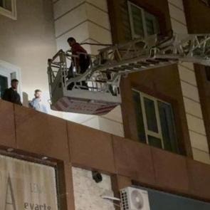 Garip olay: 3'&uuml;nc&uuml; kattan &ccedil;arşafla indiler: 2 g&ouml;zaltı