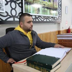 Görme engelli hafız öğrencileri Kur'an-ı Kerim ile tanıştırıyor