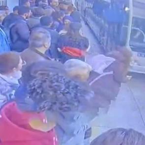 İstanbul'da kahreden kaza! 14 yaşındaki kız metrob&uuml;s&uuml;n altında kaldı!  