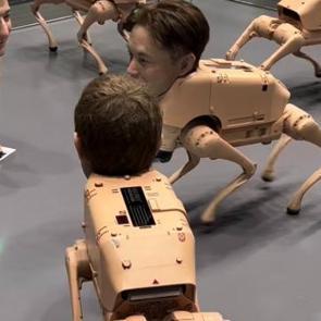 Musk, Bezos, Zuckerberg... Hepsi birer robot köpek oldu! ABD'deki fuar gündem oldu!