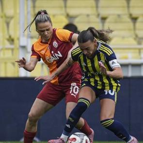 Kadınlar derbisinde 3 puan Fenerbah&ccedil;e'nin! Galatasaray Kadık&ouml;y'de ilki yaşadı