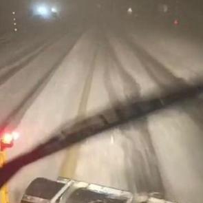 Kara yolu beyaza b&uuml;r&uuml;nd&uuml;: Turizm beldesine yılın ilk karı yağdı!