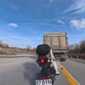 Kırklareli'de feci kaza! Motosiklet tıra ok gibi saplandı, s&uuml;r&uuml;c&uuml; yaralandı