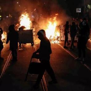 Komşuda sokaklar karıştı: On binlerce kişi meydanlara indi!