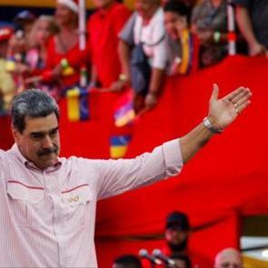 Maduro ABD'ye dans ederek meydan okudu: "Savaş mı? Asla, asla savaş yok!"