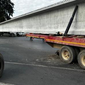 Mersin’de 60 ton köprü ayağı taşıyan tırın tekeri koptu