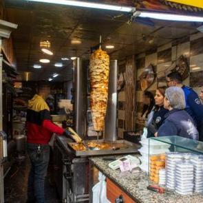 Mide bulandıran görüntü: Dönerciden kurtlu salça ve turşu çıktı