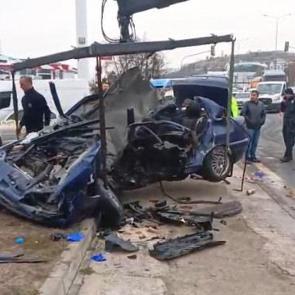 Minib&uuml;s ve otomobil &ccedil;arpıştı: 1 &ouml;l&uuml;, 3 yaralı