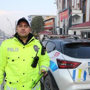 Muş'ta üşüyen kuryeye eldivenini veren polis gönülleri ısıttı