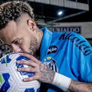 Neymar hat-trick yaptığı maçta Santos'u ipten aldı