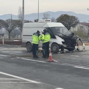 &Ouml;ğrenci servisi kamyonetle &ccedil;arpıştı: &Ccedil;ok sayıda yaralı var!