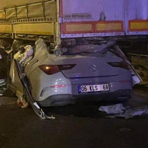 Korkun&ccedil; kaza! Otomobil tırın altına girdi: 2 &ouml;l&uuml; 1 ağır yaralı