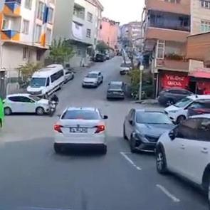 Otomobilin &ccedil;arptığı motosikletli metrelerce b&ouml;yle s&uuml;r&uuml;klendi