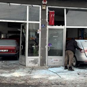 Ortalık savaş alanına döndü! Otomobilin LPG tankı patladı: 3 yaralı