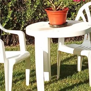 T&uuml;m d&uuml;nyayı fetheden beyaz plastik sandalye neden bu kadar &uuml;nl&uuml;?