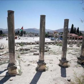  Ramallah'ta tarihi eser rezaleti! İsrail ordusu Bizans sütunlarını vinçle gasp etti