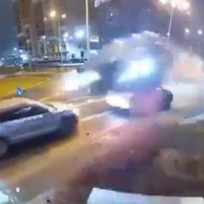 Romanya'da film gibi bir kaza: Sürücü kavşaktan tam anlamıyla uçarak geçti