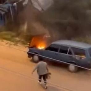 Seyir halindeyken alev alev yanan otomobilini kovayla su döküp söndürdü