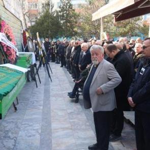 Ünlü oyuncu Burcu Özberk'in dedesi son yolculuğuna uğurlandı