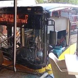 Üsküdar'da İETT otobüsü börekçiye girdi: 4 kişi yaralandı