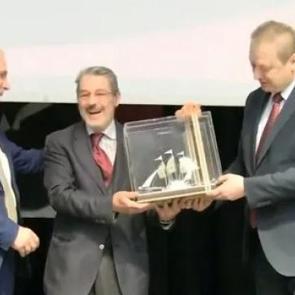 Yazar Sadık Albayrak'a 'Yılın Fikir Adamı' ödülü verildi