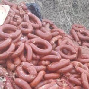Yüzlerce kilo et ürünü boş araziye atıldı