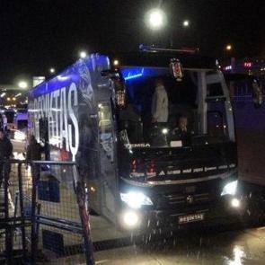 Dev ma&ccedil;a geri sayım başladı! Beşiktaş, Trabzon'a geldi