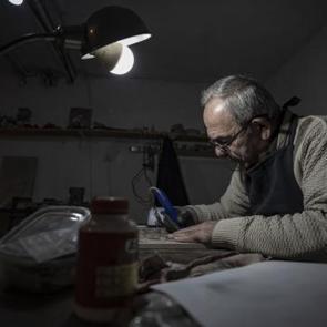 40 yıl hekimlik yaptı, şimdi oltu tozuyla ahşap oymacılığında &ccedil;ığır a&ccedil;ıyor!