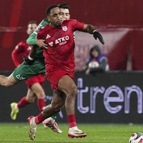 Liderlik ma&ccedil;ına &ccedil;ıkmışlardı! Kritik puan kaybı zirveyi değiştirdi