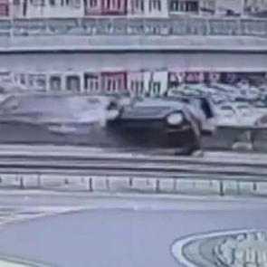 Kocaeli'de feci kaza! Otomobilin taklalar attığı o anlar saniye saniye kamerada