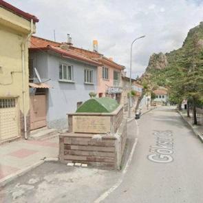 Afyonkarahisar&rsquo;da 63 yıldır yolun ortasında duruyor! Ne kaldırabildiler ne de dokunabildiler