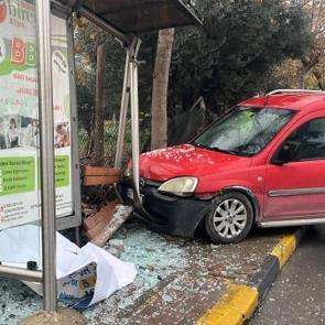 Park halindeyken hareket eden hafif ticari ara&ccedil; durağa &ccedil;arptı