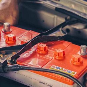 Araba ak&uuml;s&uuml; neden hemen biter? Uzmanlar a&ccedil;ıkladı