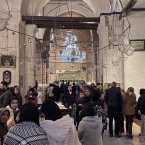 Gelenek s&uuml;rd&uuml;r&uuml;l&uuml;yor! Bu t&uuml;rbede &ldquo;tuz&rdquo; ikram ediliyor