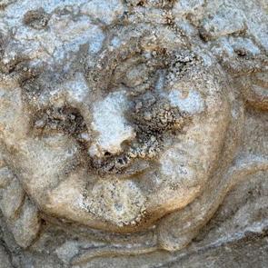 Bartın&rsquo;da Medusa&rsquo;nın ender g&ouml;r&uuml;len g&uuml;l&uuml;mseyen fig&uuml;r&uuml; bulundu