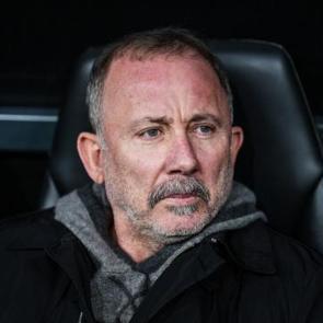 Beşiktaş taraftarı Serdal Adalı ve Sergen Yal&ccedil;ın'ı istifaya &ccedil;ağırdı!