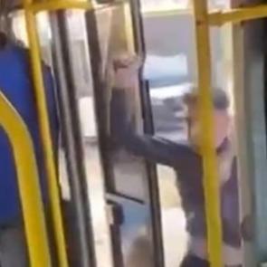 Bursa'da korku dolu anlar: Yolcu minibüsünü satırla bastı