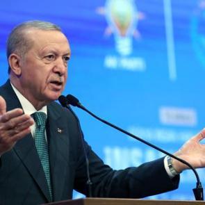 Cumhurbaşkanı Erdoğan'dan &Ouml;zg&uuml;r &Ouml;zel'e sert tepki: Ya saldırganlaşıyor ya sa&ccedil;malıyor