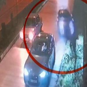 Dehşet sa&ccedil;an aracın polise &ccedil;arpma anı kamerada