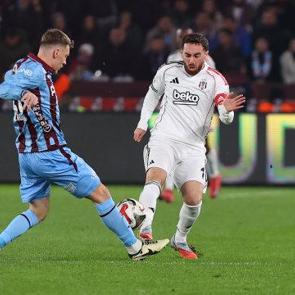 Devlerin d&uuml;ellosu nefes kesti! 10 kişilik Kartal skoru koruyamadı