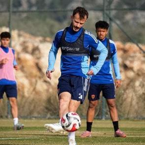 Futbolcusu 'Kul&uuml;pte yemek &ccedil;ıkmıyor' demişti! Kul&uuml;pten a&ccedil;ıklama geldi