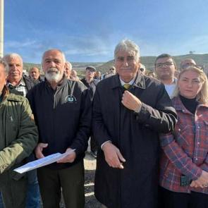 İzmir'de '&ccedil;&ouml;p' eylemi! Vatandaşlar belediyeye isyan etti: 'İkinci &Uuml;mraniye istemiyoruz'