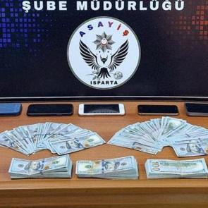 Kendilerini polis olarak tanıtıp milyonluk vurgun yapan 3 ş&uuml;pheli tutuklandı