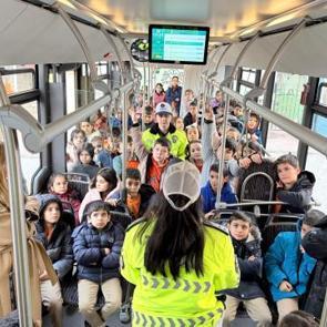 Konya B&uuml;y&uuml;kşehir'den nezaket otob&uuml;s&uuml;: &Ouml;ğrencilere trafik k&uuml;lt&uuml;r&uuml; aşılanıyor!