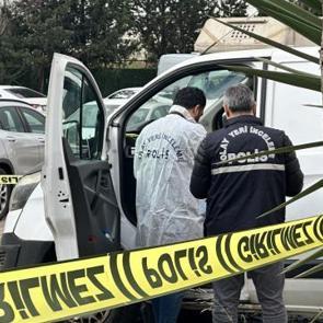 Maltepe'de kargo &ccedil;alışanı ara&ccedil; i&ccedil;erisinde &ouml;l&uuml; bulundu
